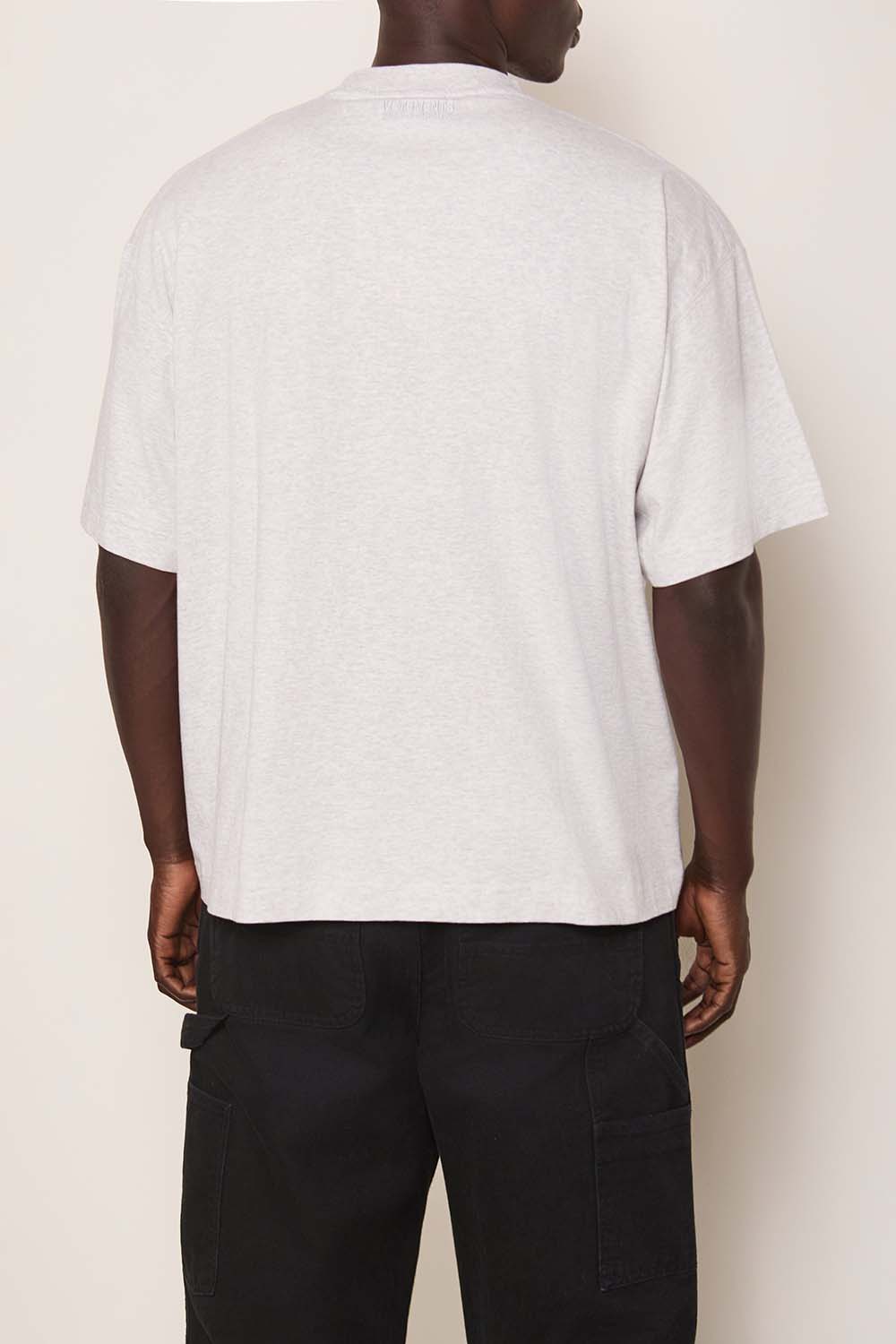 תמונת תקריב דוגמן של חולצת טי