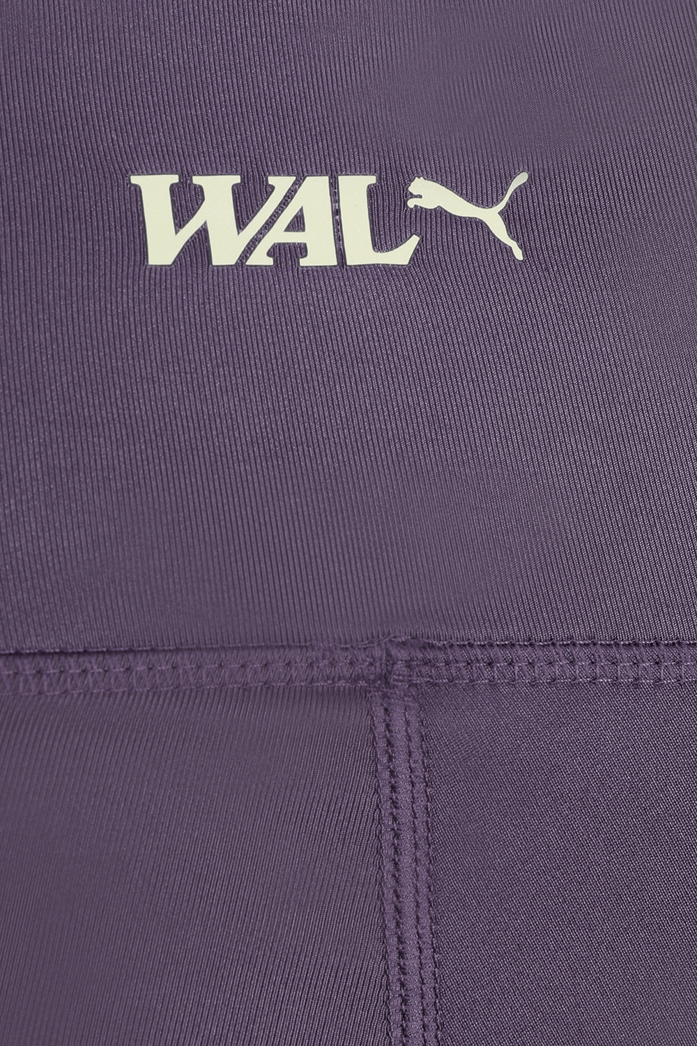 תמונת תקריב של מכנסי טייץ סגולים עם שרוכים כתומים