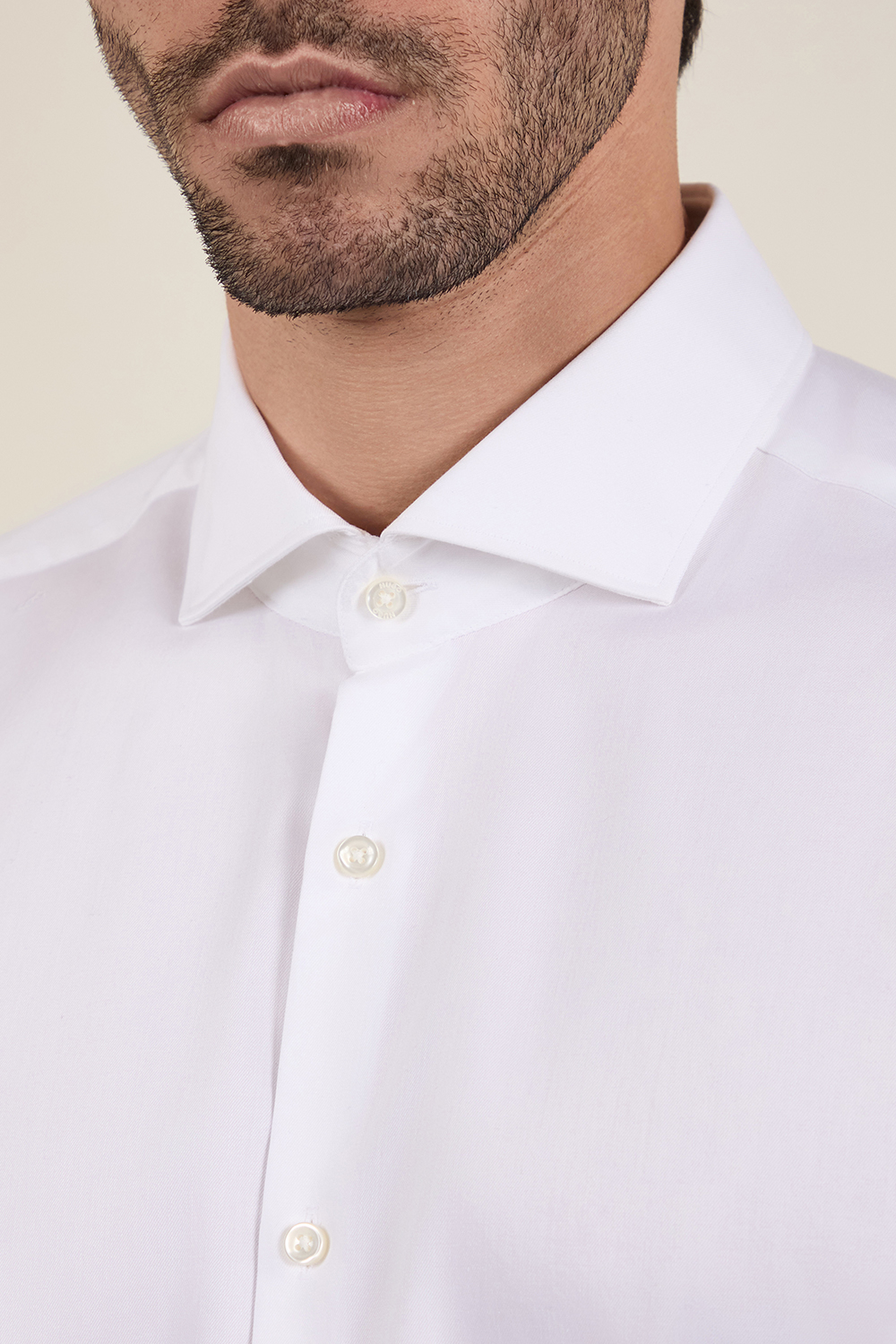 תמונת תקריב דוגמן של חולצת כפתורים סלים פיט