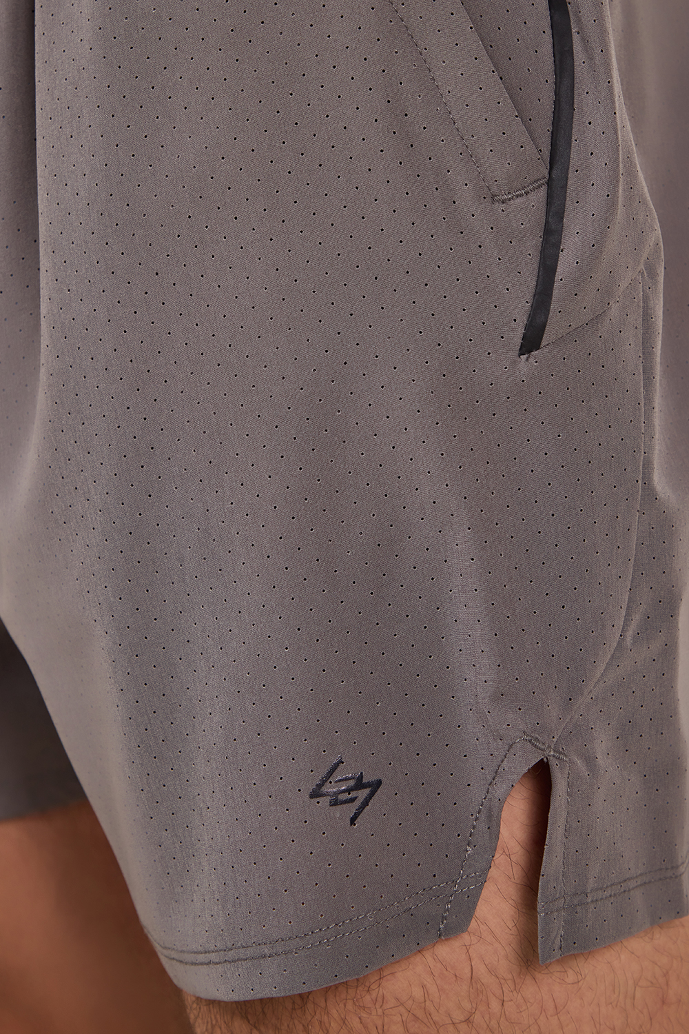 תמונת דוגמן אחורית של מכנסיים קצרים לאימון טרק 247