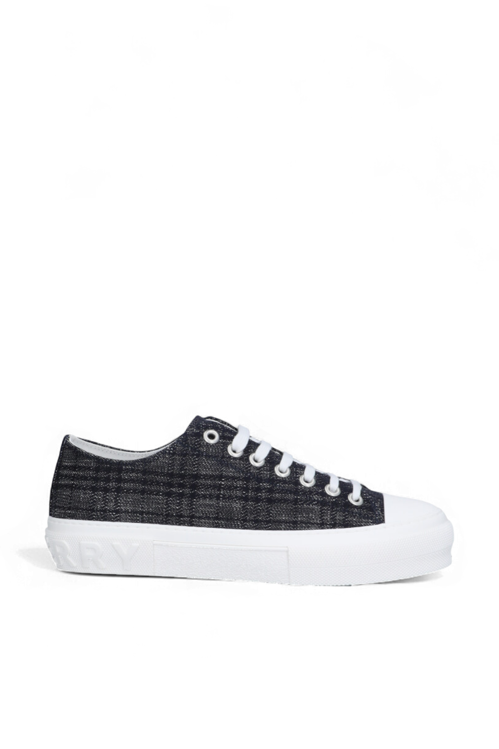 תמונה קידמית של נעלי סניקרס