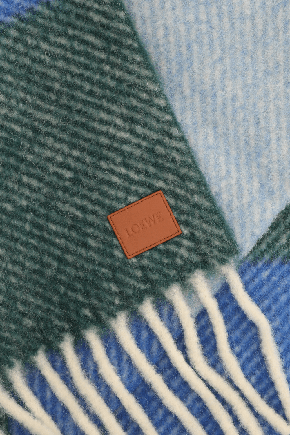 תמונה אחורית של צעיף צמר