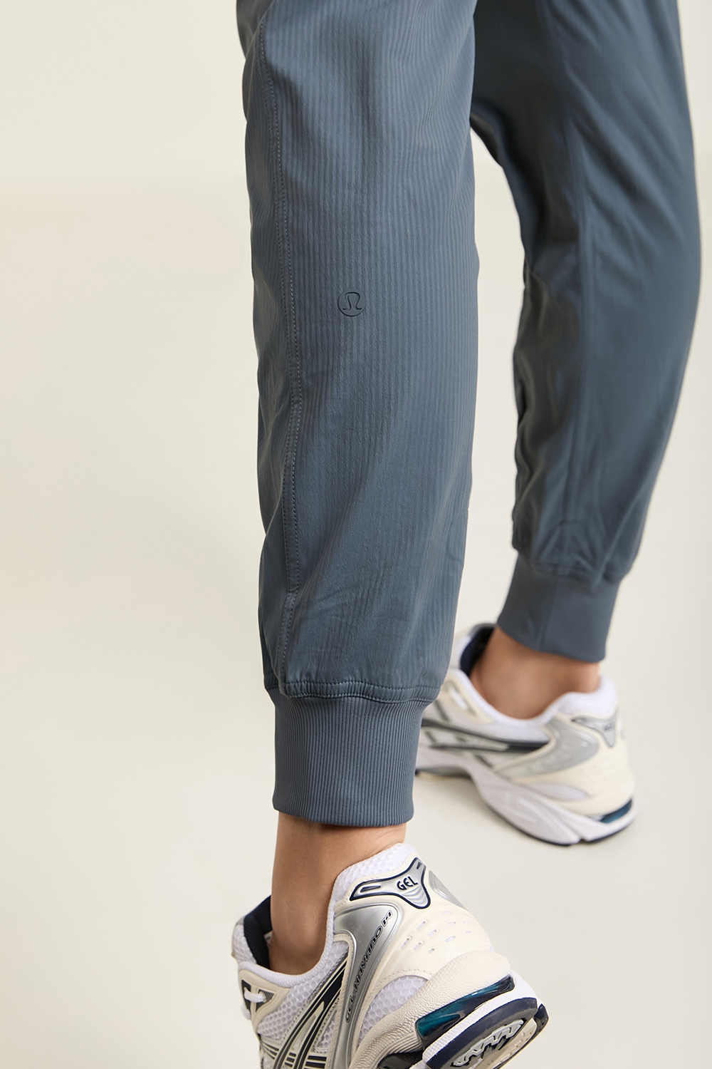 תמונת תקריב דוגמן של Dance Studio Mid-Rise Jogger