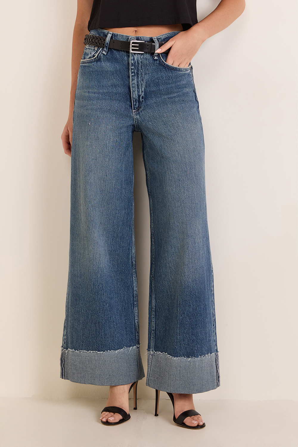 תמונת דוגמן קידמית של מכנסי ג'ינס מתרחבים