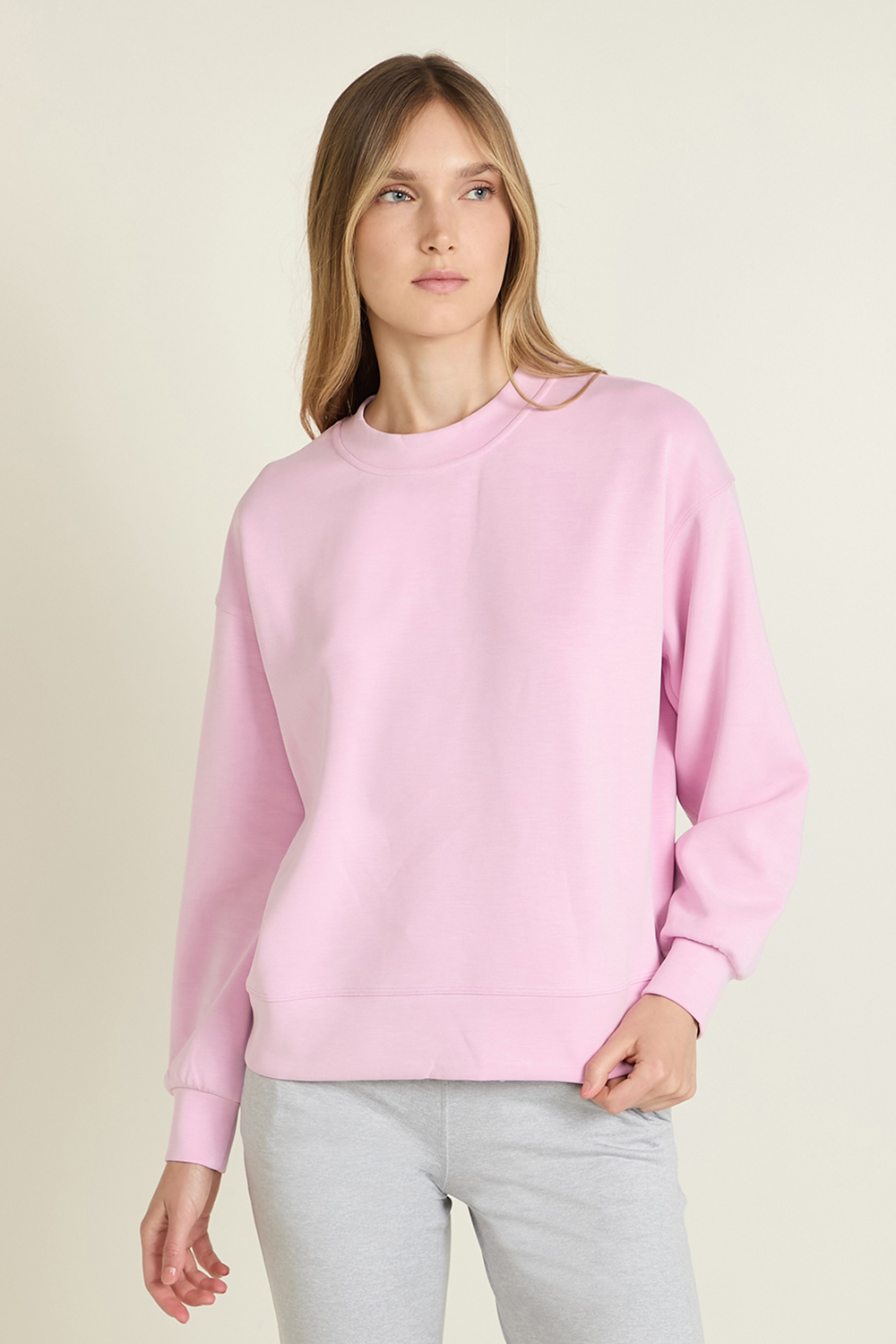 תמונת דוגמן קידמית של Softstreme&trade; Crewneck Pullover