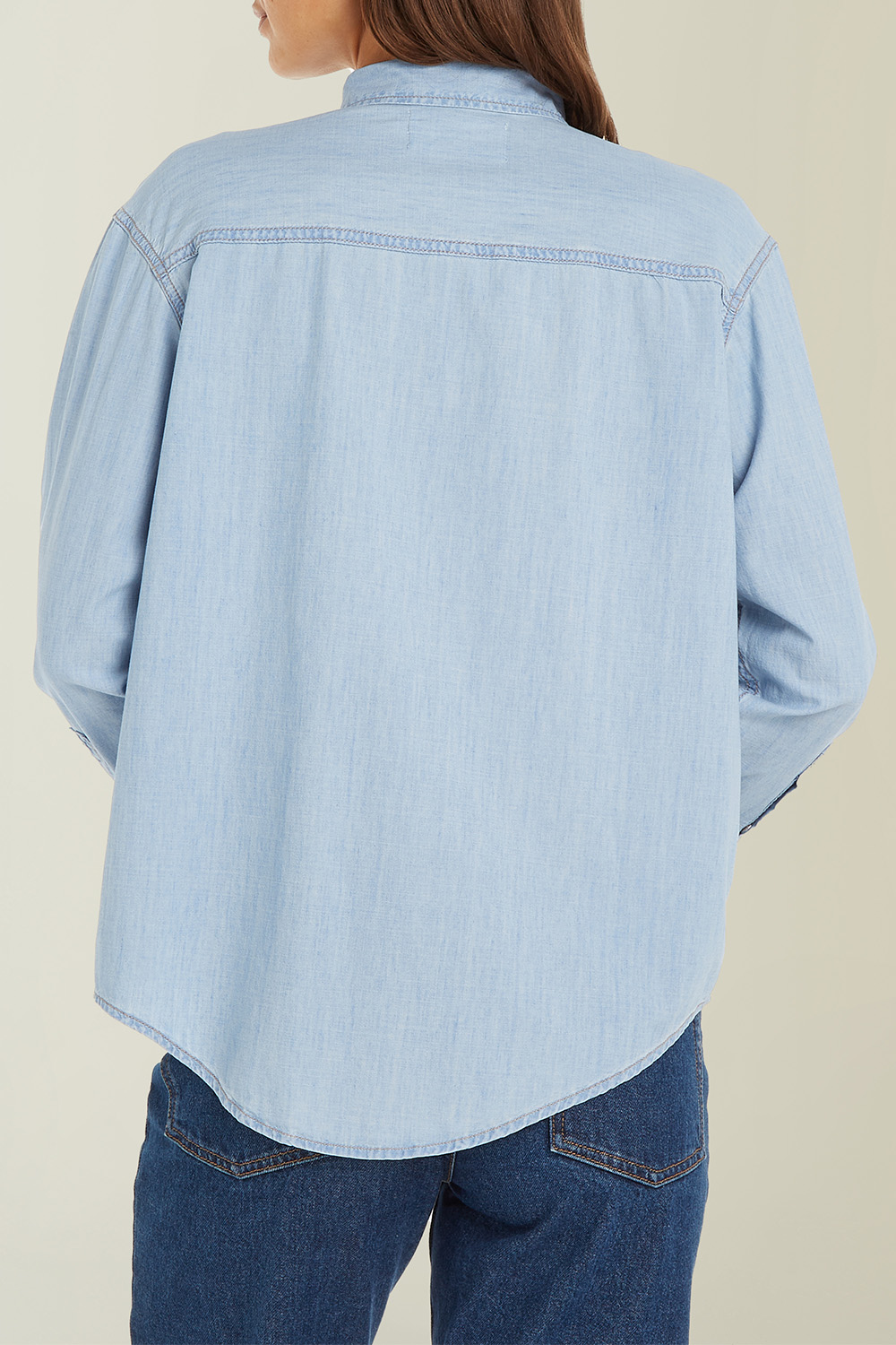 תמונת דוגמן אחורית של חולצת ג'ינס מכופתרת