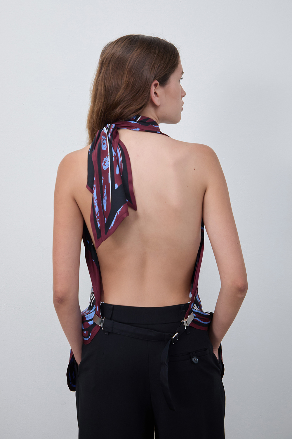 תמונת דוגמן אחורית של גופייה עם מחשוף גב