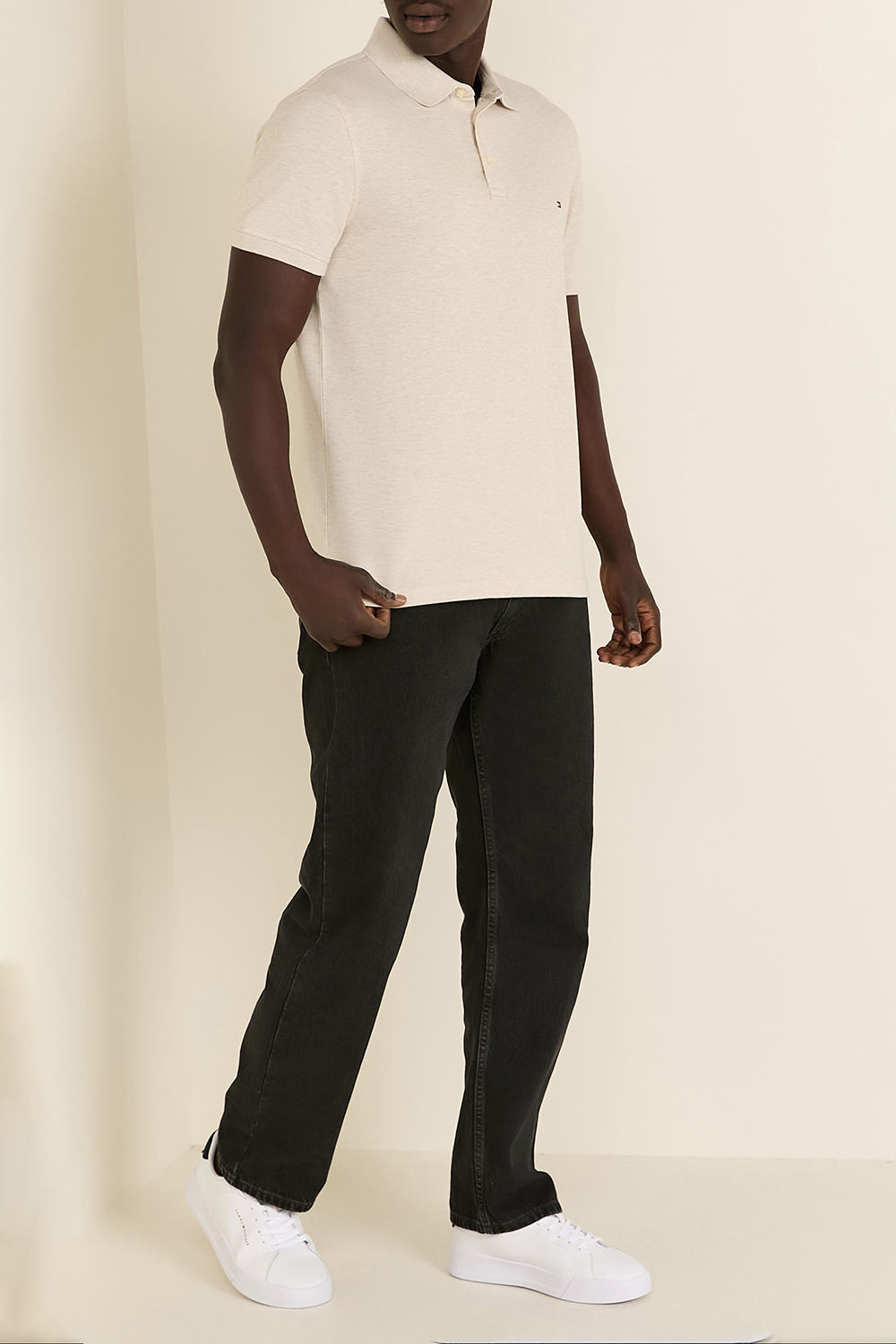 תמונת דוגמן קידמית של נעלי סניקרס