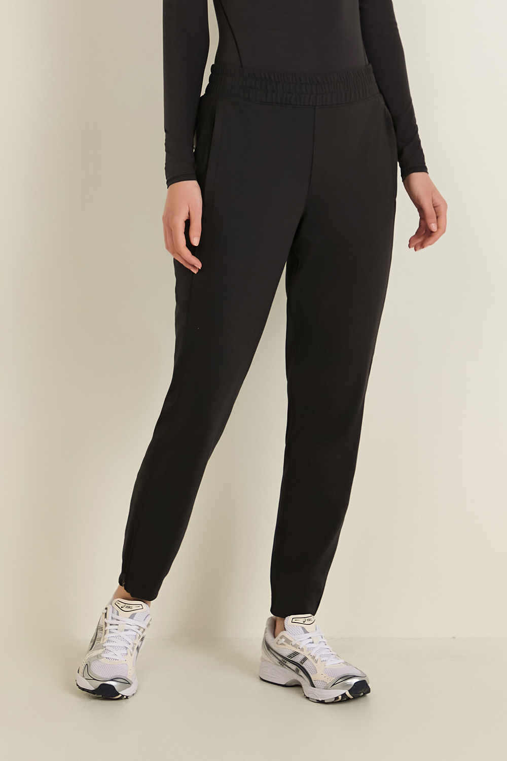 תמונת דוגמן קידמית של Everlux Slim-Fit High-Rise Track Pant