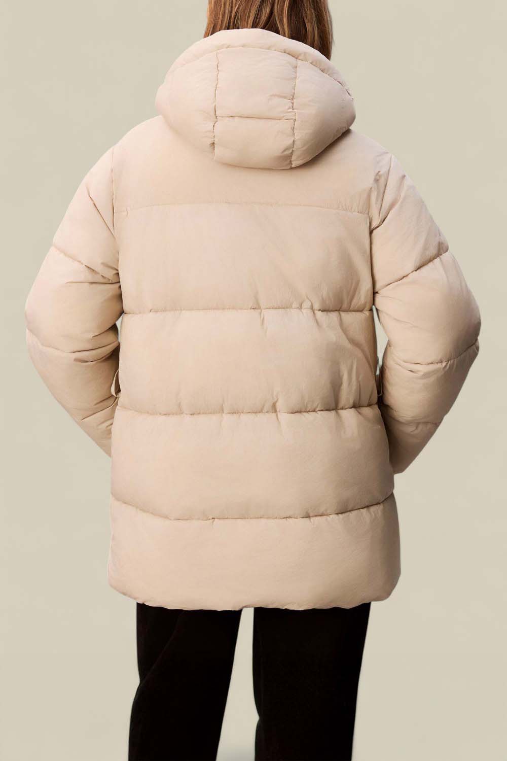 תמונת דוגמן אחורית של מעיל פוך עם חגורה