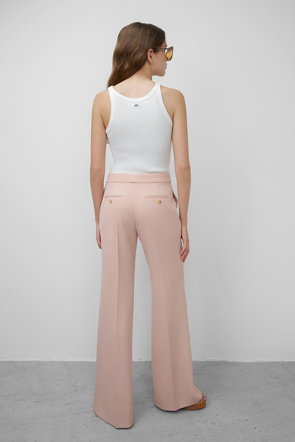 תמונת דוגמן אחורית של גופיית ריב