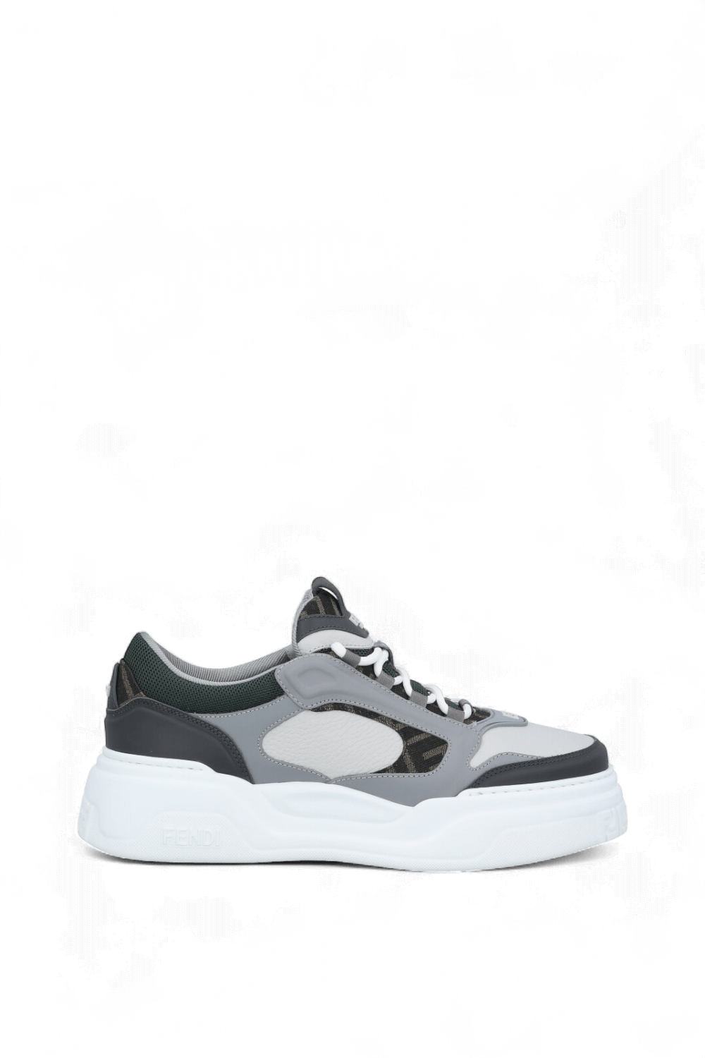 תמונה קידמית של נעלי סניקרס