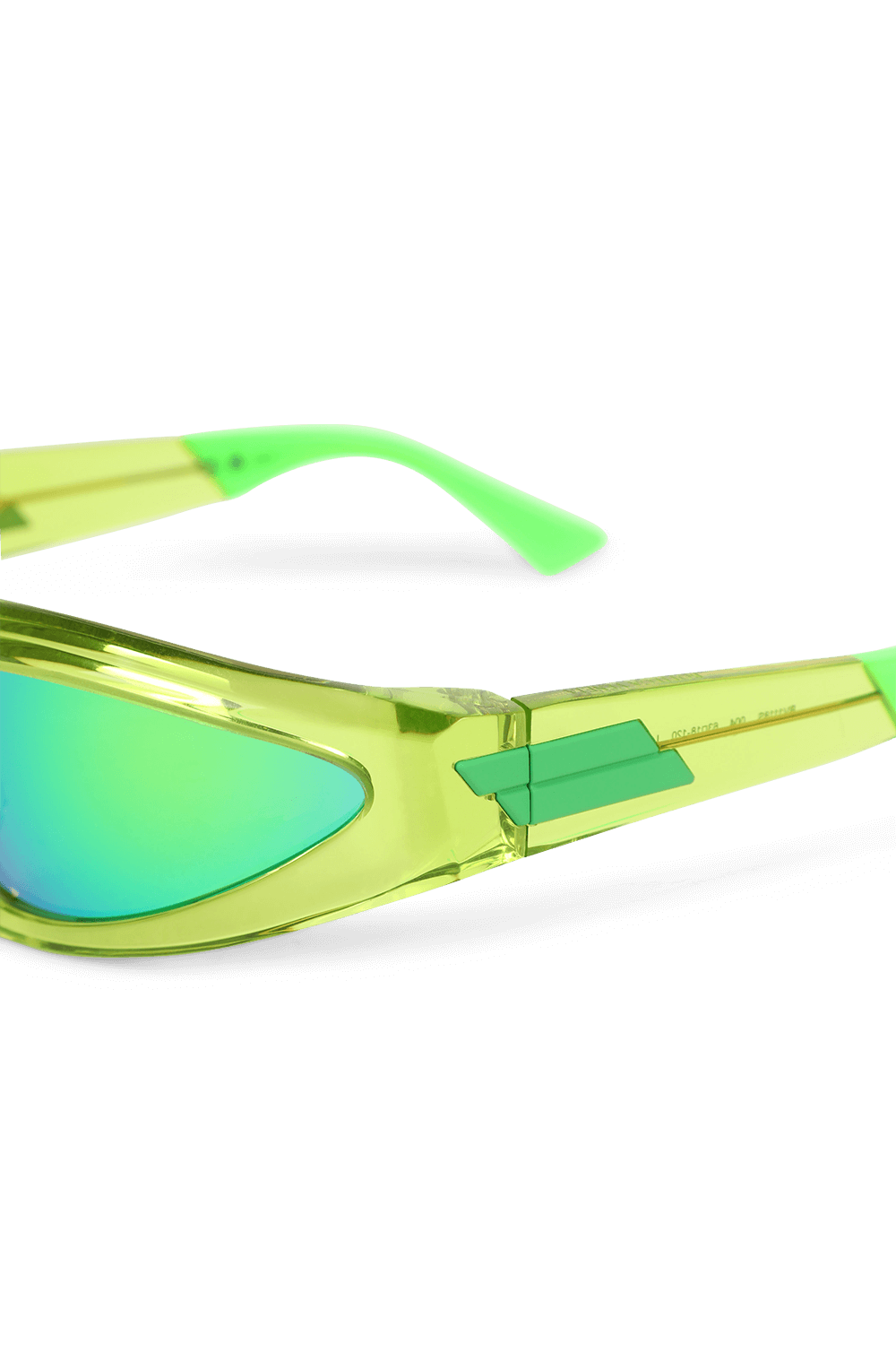 תמונת תקריב של משקפי שמש ירוקים-שקופים עם מסגרת משולשת