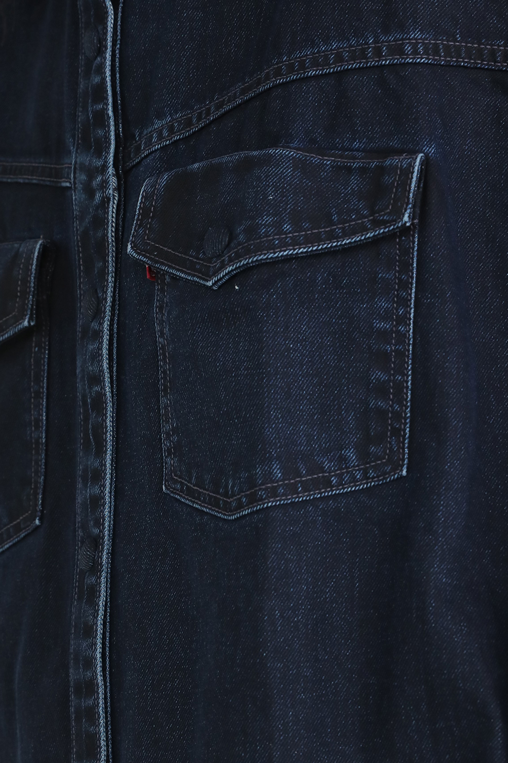 תמונת תקריב דוגמן של חולצת ג'ינס קצרה