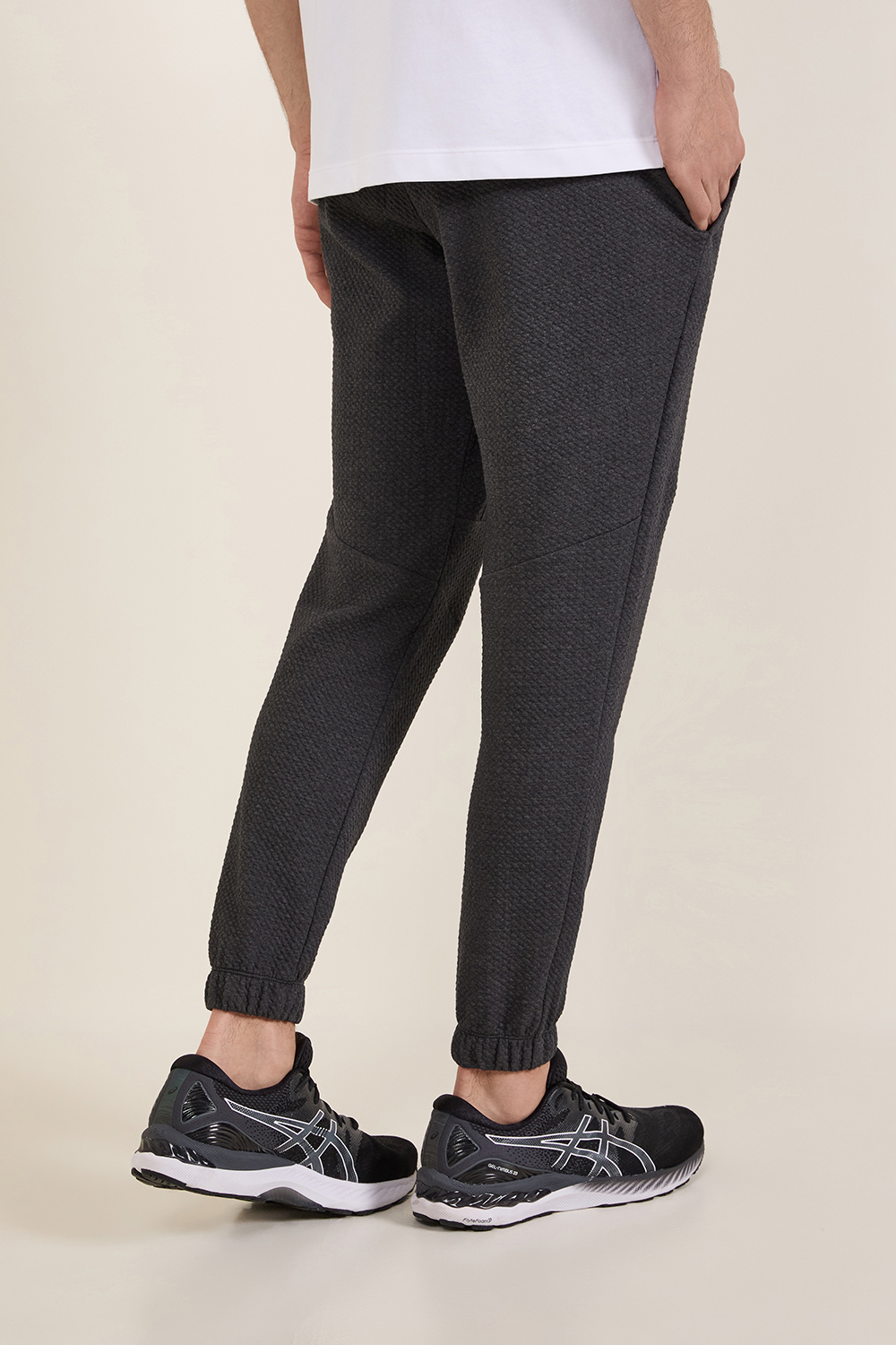 תמונת דוגמן אחורית של Textured Double Knit Cotton Jogger REG