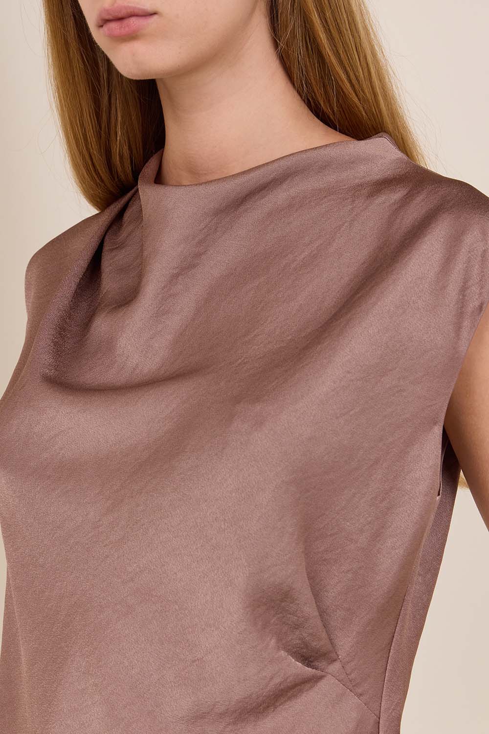 תמונת תקריב דוגמן של גופיית סאטן