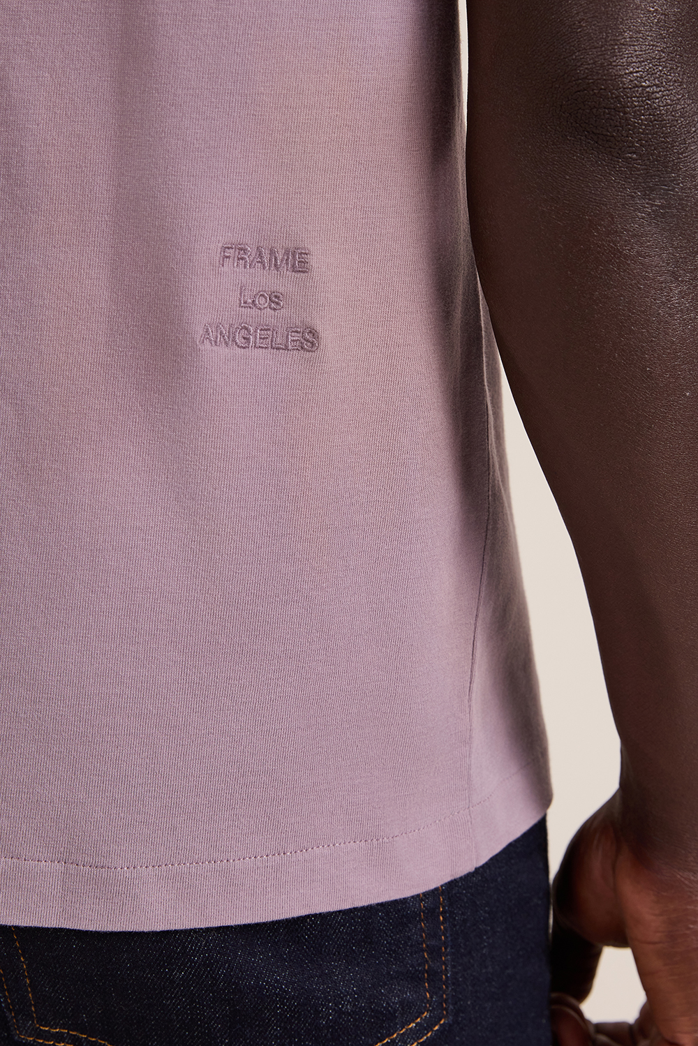 תמונת תקריב דוגמן של חולצת טי