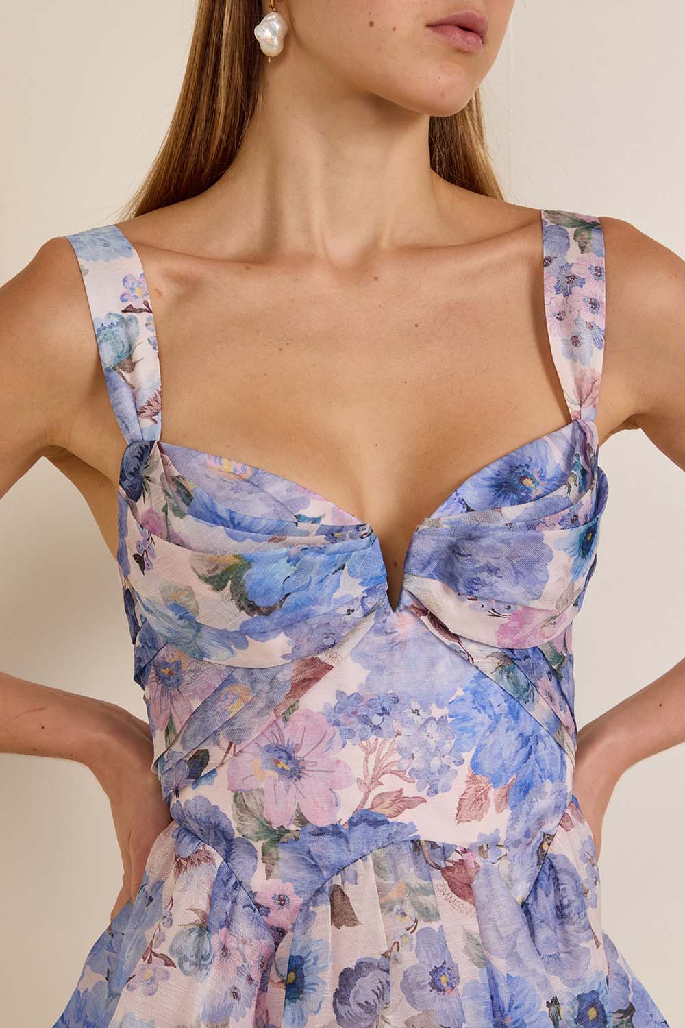 תמונת תקריב דוגמן של שמלת מיני פשתן