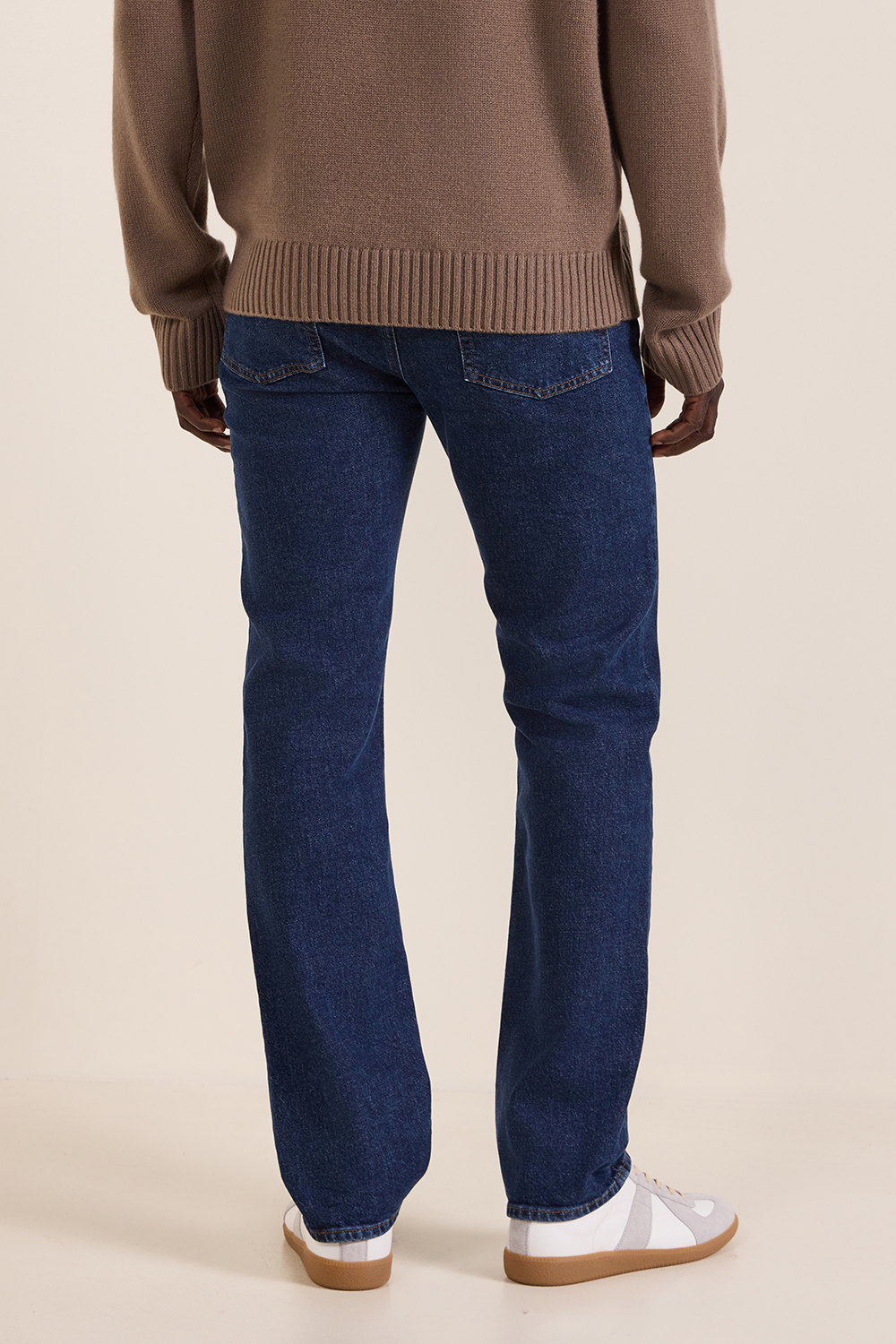 תמונת דוגמן אחורית של מכנסי ג'ינס ישרים