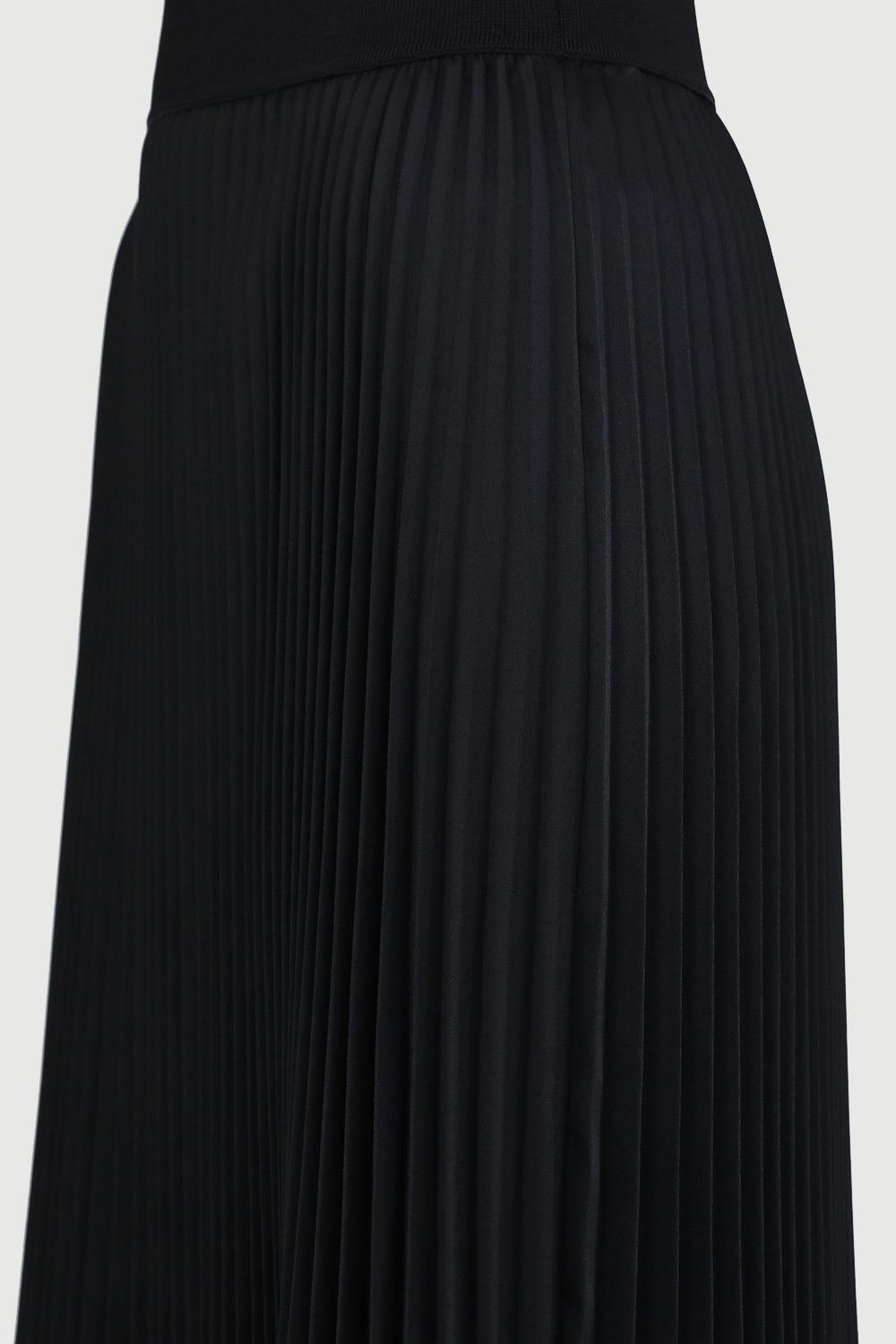 תמונת תקריב דוגמן של חצאית פליסה שחורה