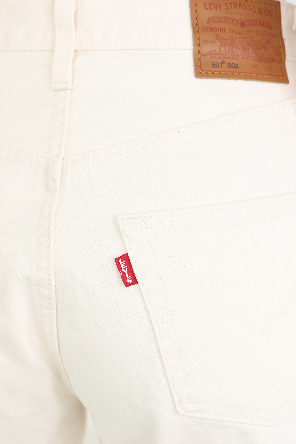 תמונת תקריב דוגמן של מכנסי ג`ינס 501