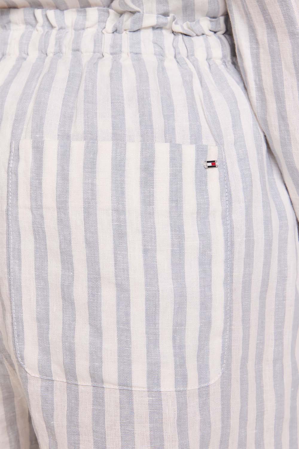 תמונת תקריב דוגמן של מכנסיים קצרים מפשתן