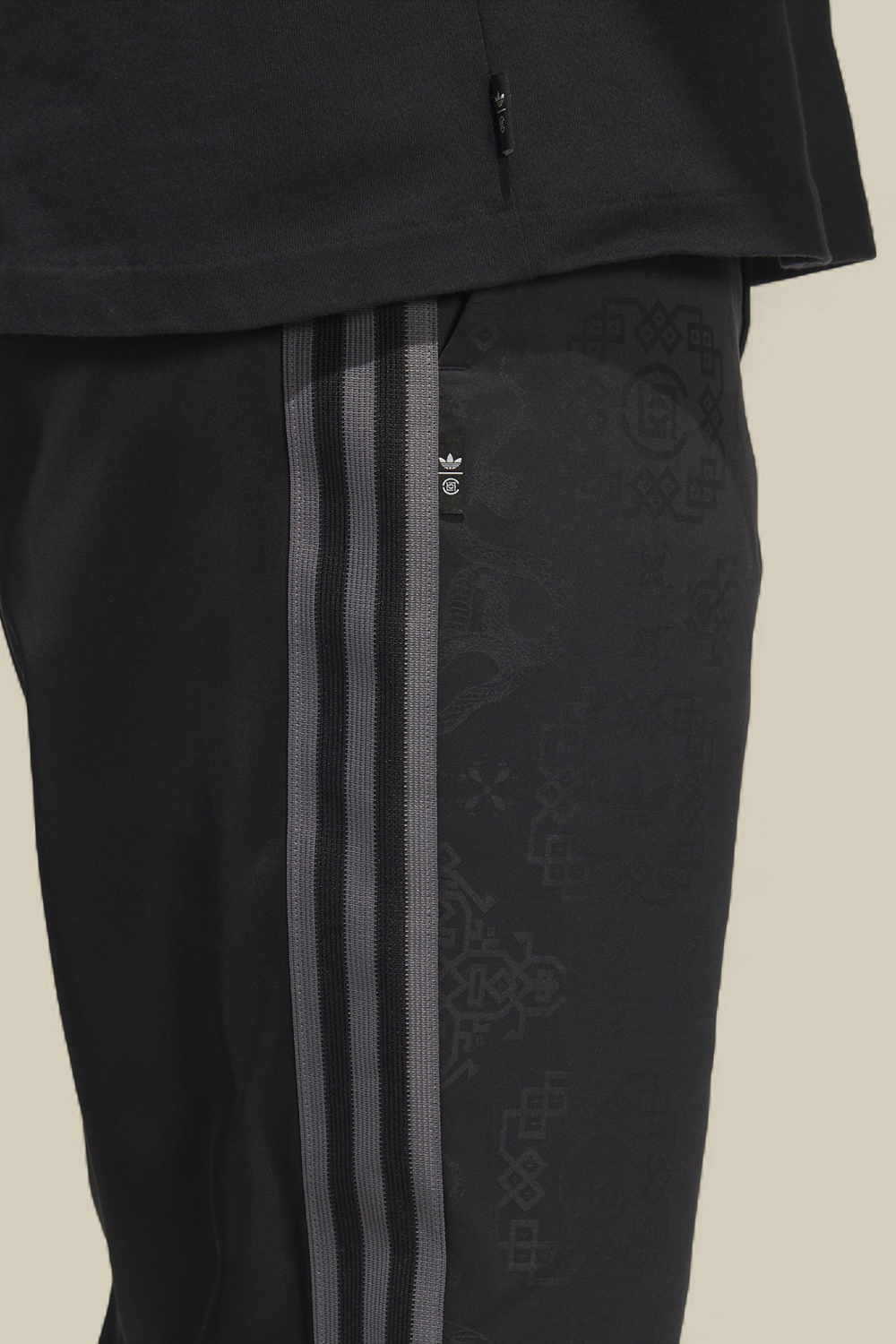 תמונת תקריב דוגמן של אדידס X קלוט מכנסי ג'וג