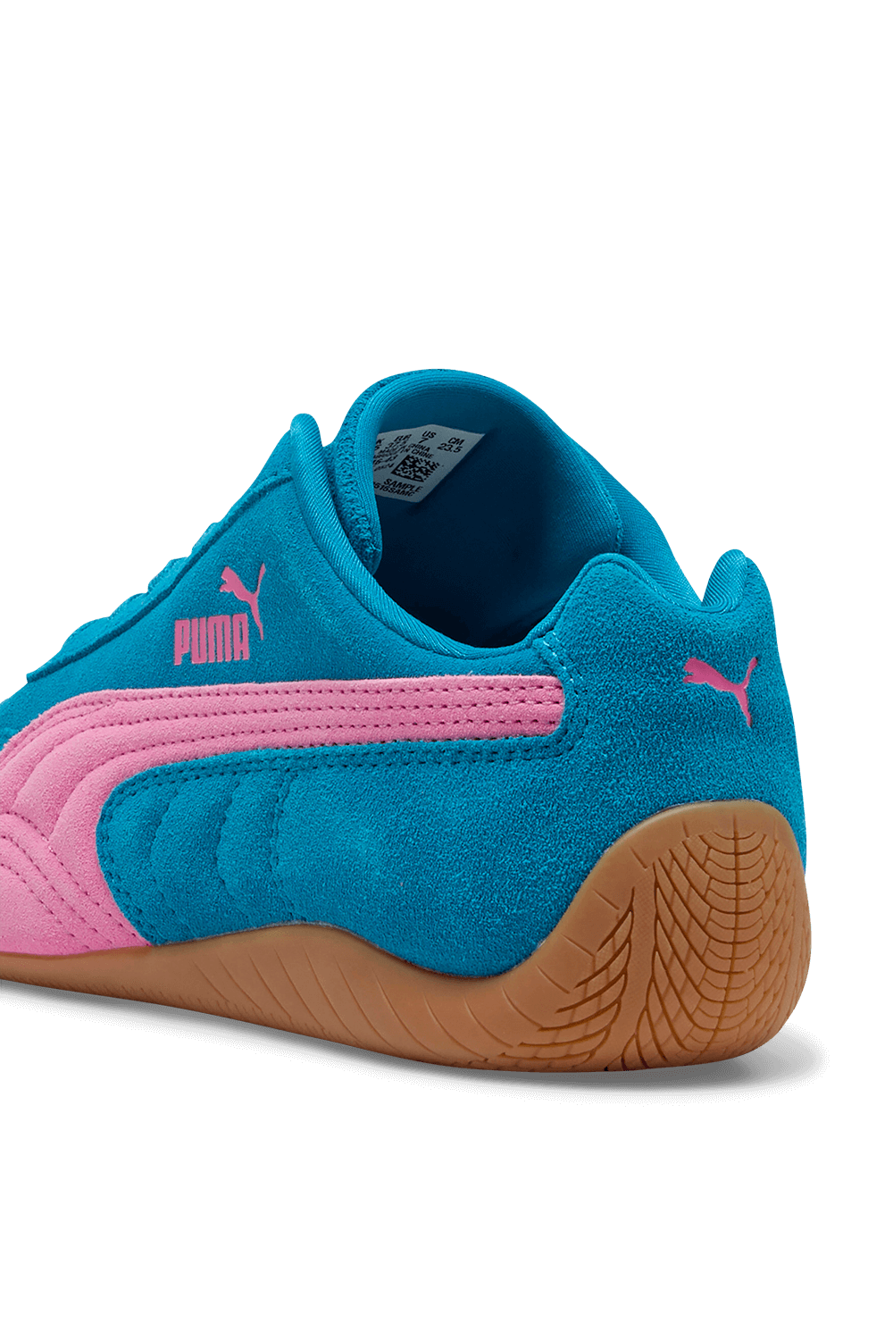 תמונת תקריב של נעלי סניקרס ספידקאט