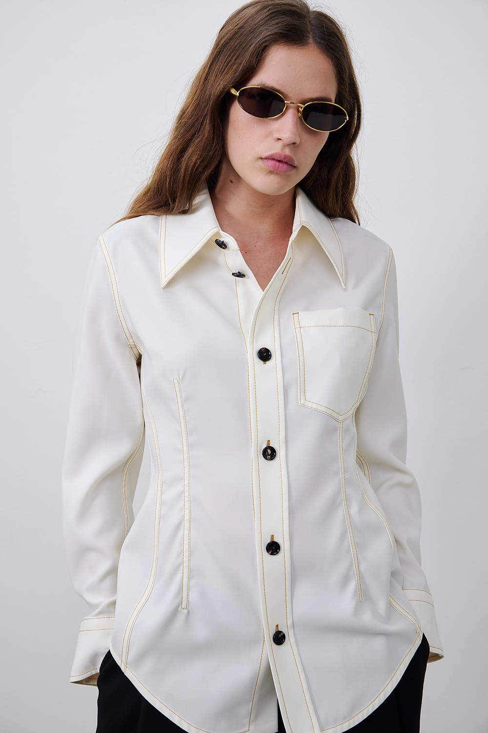 תמונת דוגמן קידמית של חולצת כפתורים