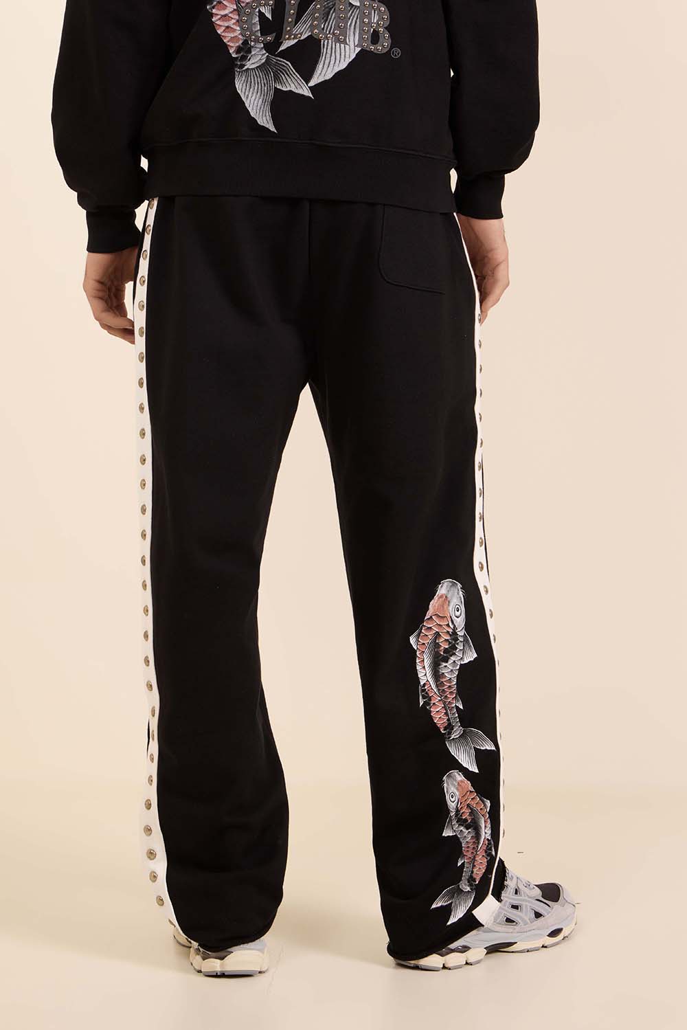 תמונת דוגמן אחורית של מכנסי ג'וגר