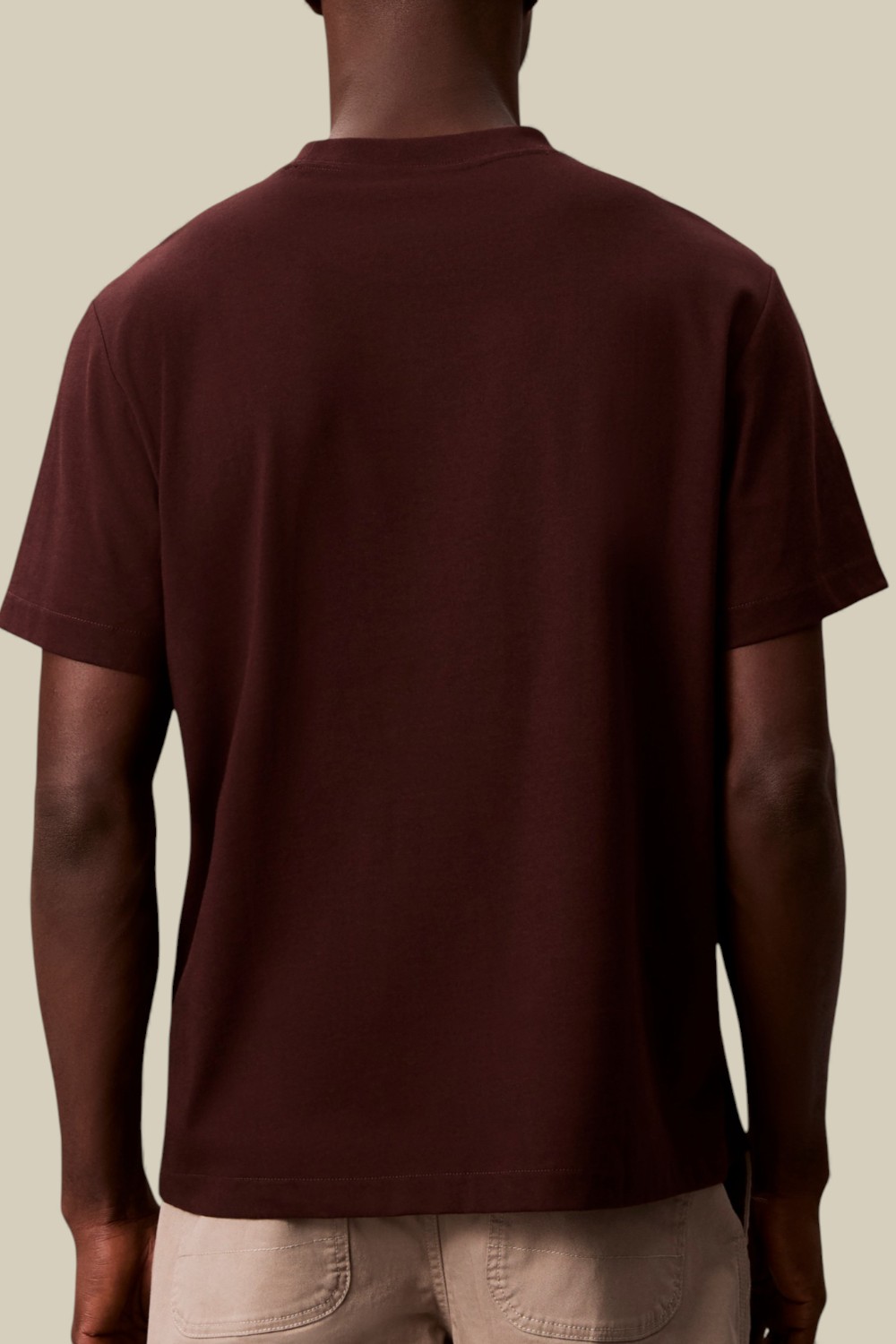 תמונת דוגמן אחורית של חולצת טי