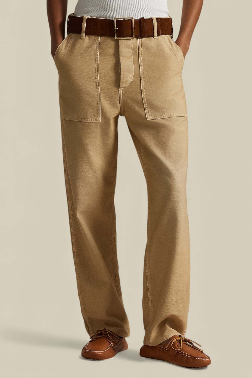 תמונת דוגמן קידמית של מכנסיים בגזרה בינונית