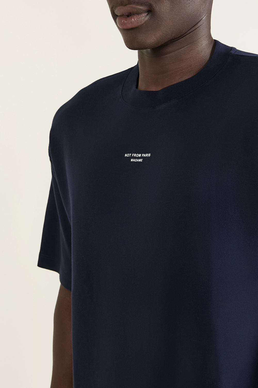 תמונת דוגמן אחורית של חולצת טי