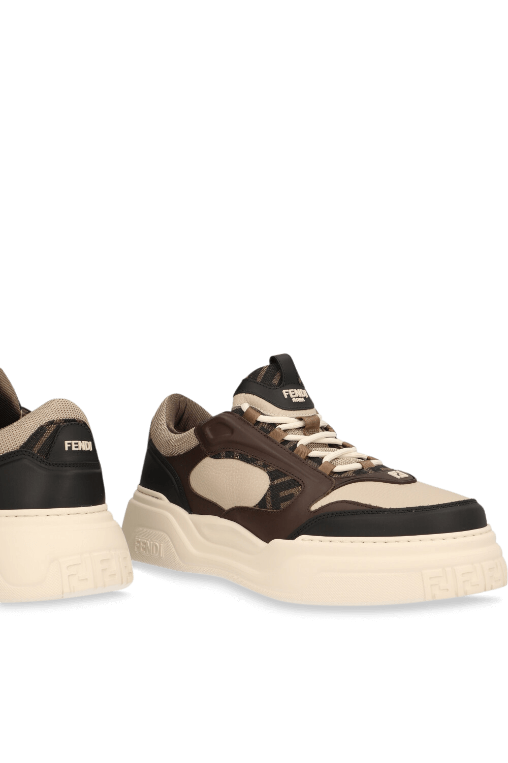 תמונת תקריב של נעלי סניקרס