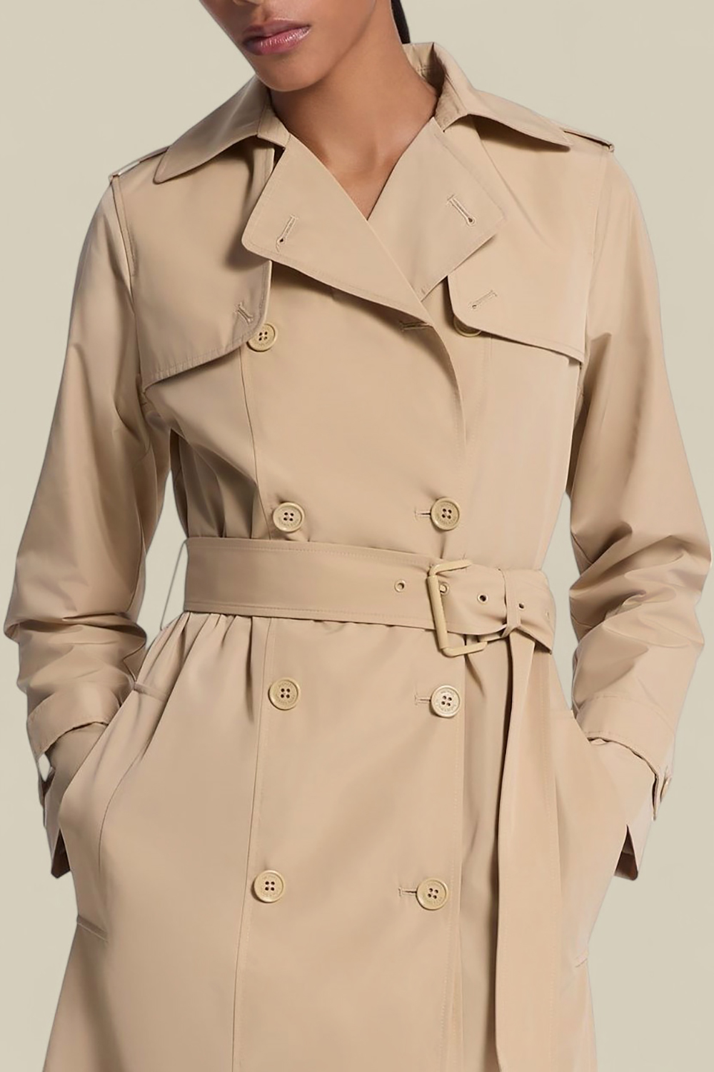 תמונת תקריב דוגמן של מעיל טרנץ'