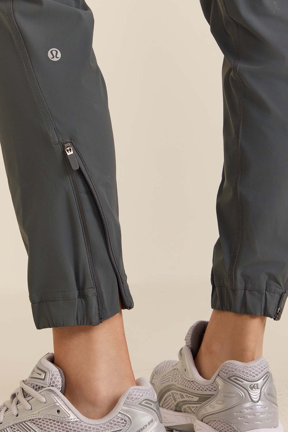 תמונת תקריב דוגמן של Adapted State High-Rise Jogger *REGULAR