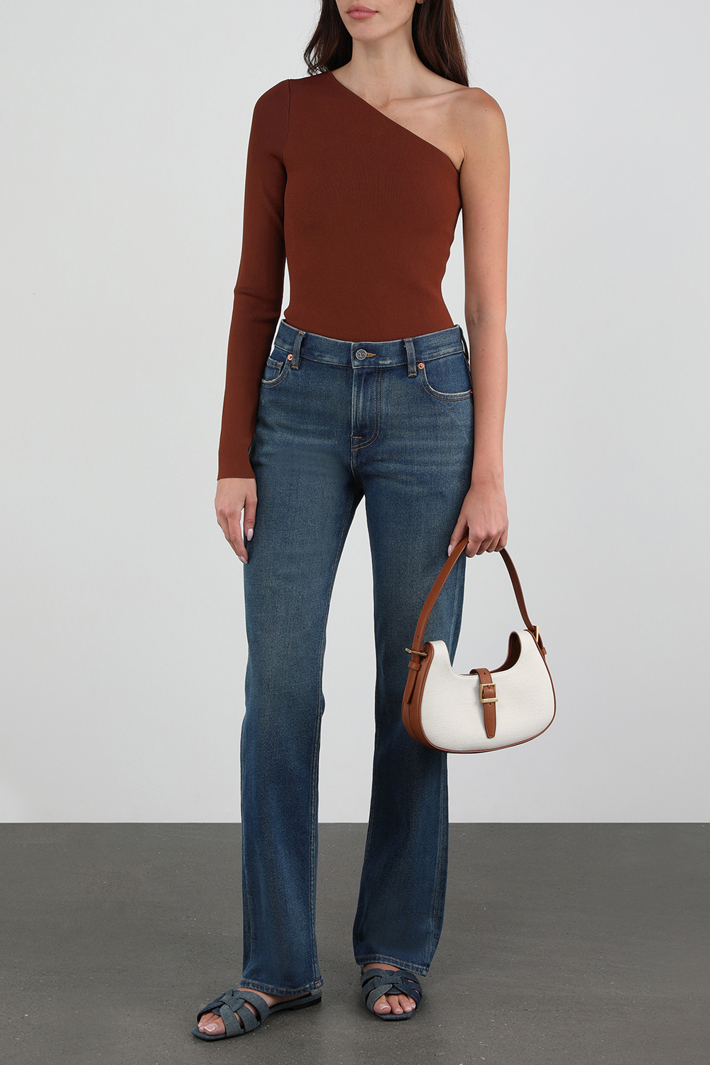 תמונת דוגמן קידמית של תיק לו פורמר בגווני לבן וחום