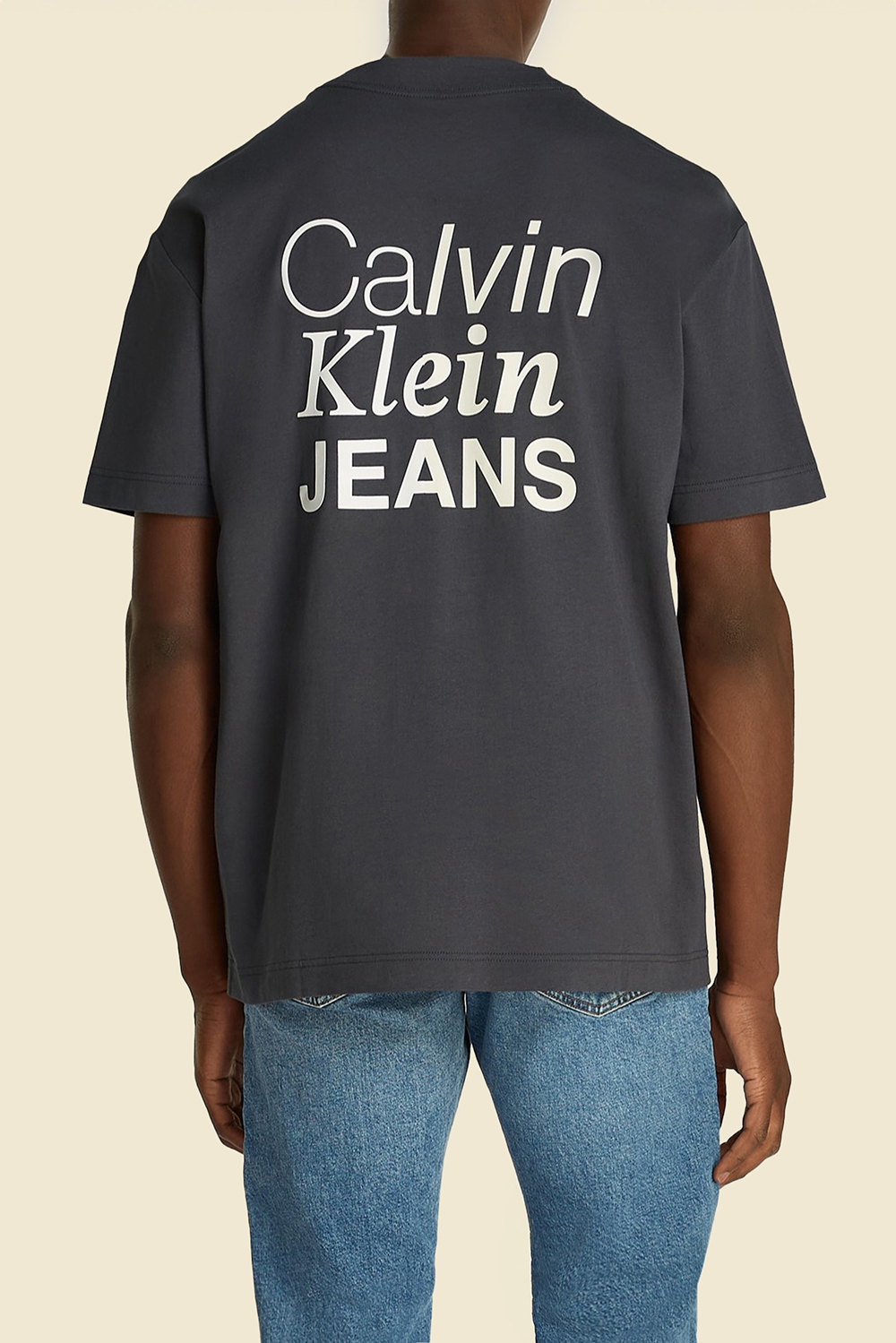 תמונת דוגמן אחורית של חולצת טי עם הדפס בגב