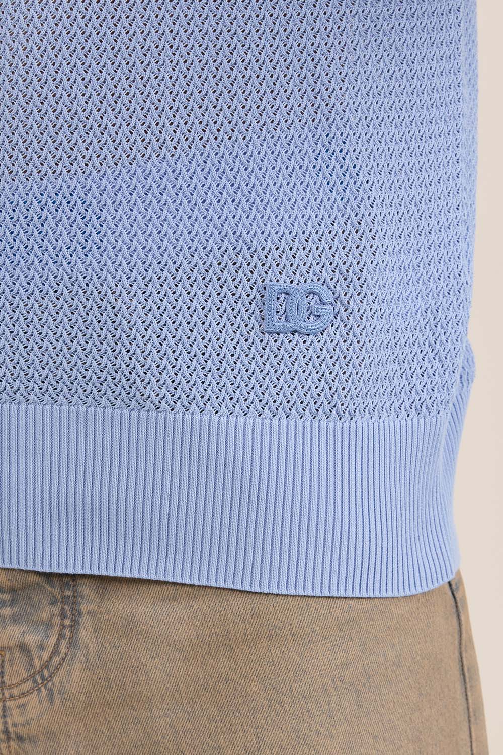 תמונת תקריב דוגמן של חולצת פולו