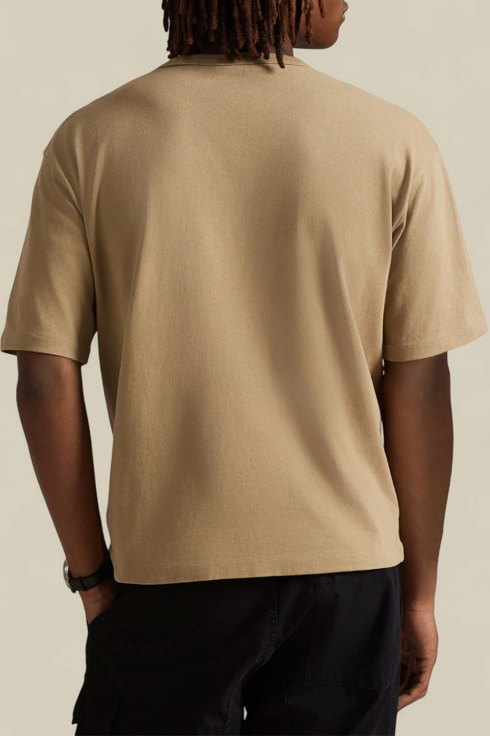 תמונת דוגמן אחורית של חולצת טי