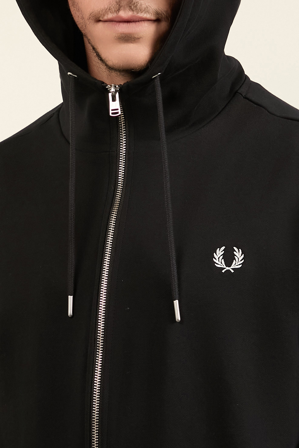 תמונת תקריב דוגמן של סווטשירט קפוצ'ון