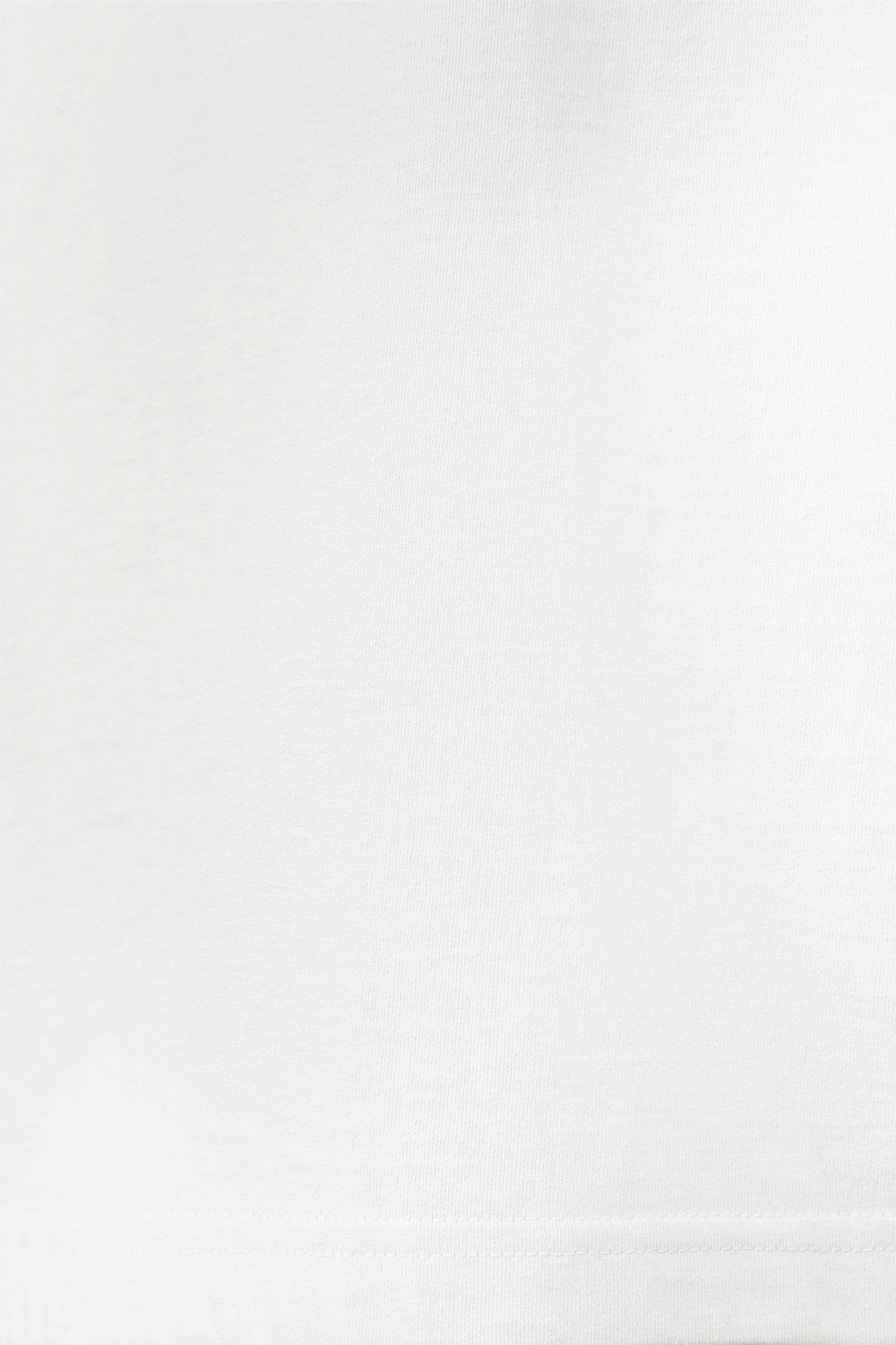 תמונה אחורית של חולצה לבנה בגזרה משוחררת