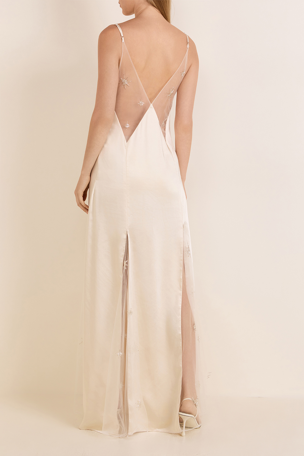 תמונת דוגמן אחורית של שמלת מקסי חצי-שקופה