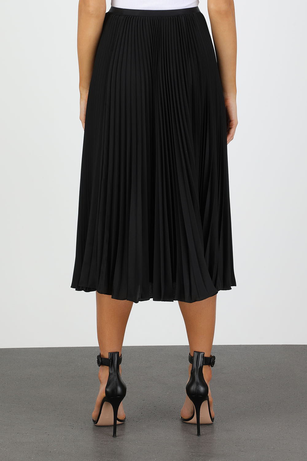 תמונת דוגמן אחורית של חצאית מידי שחורה עם קפלי פליסה