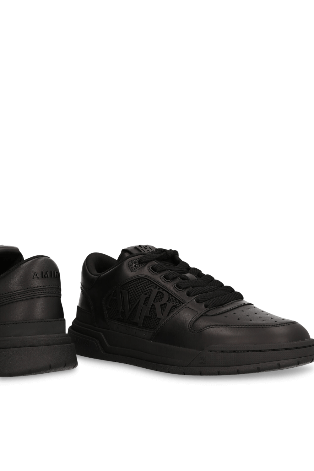 תמונת תקריב של נעלי סניקרס