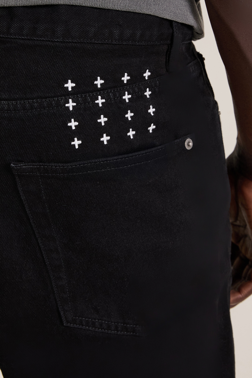 תמונת דוגמן אחורית של מכנסי ג'ינס בגזרה ישרה