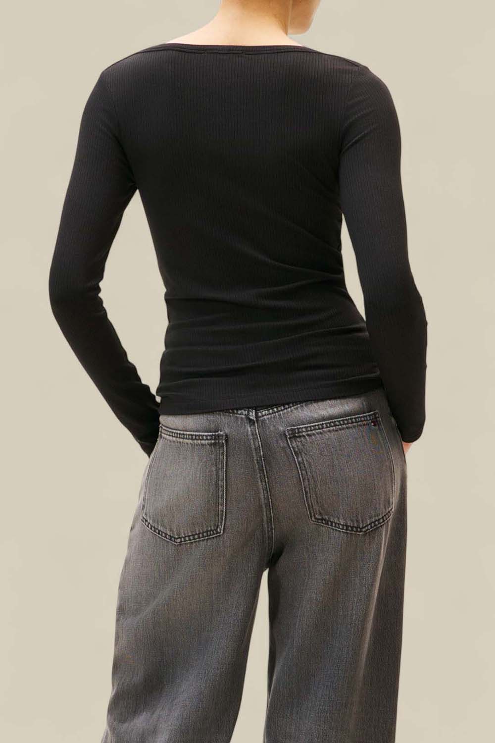 תמונת דוגמן אחורית של חולצת ריב ארוכה