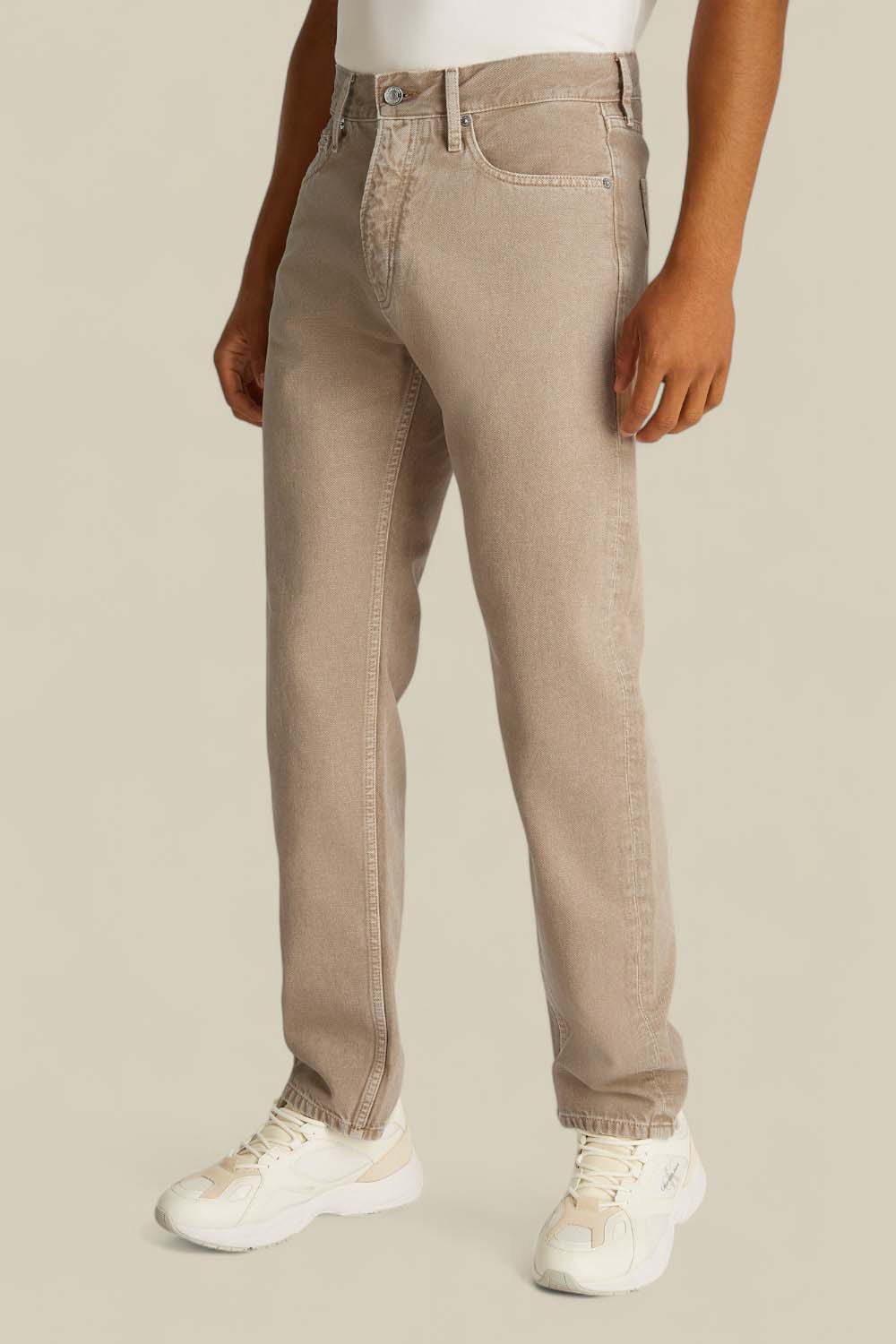 תמונת דוגמן קידמית של מכנסי ג'ינס ישרים