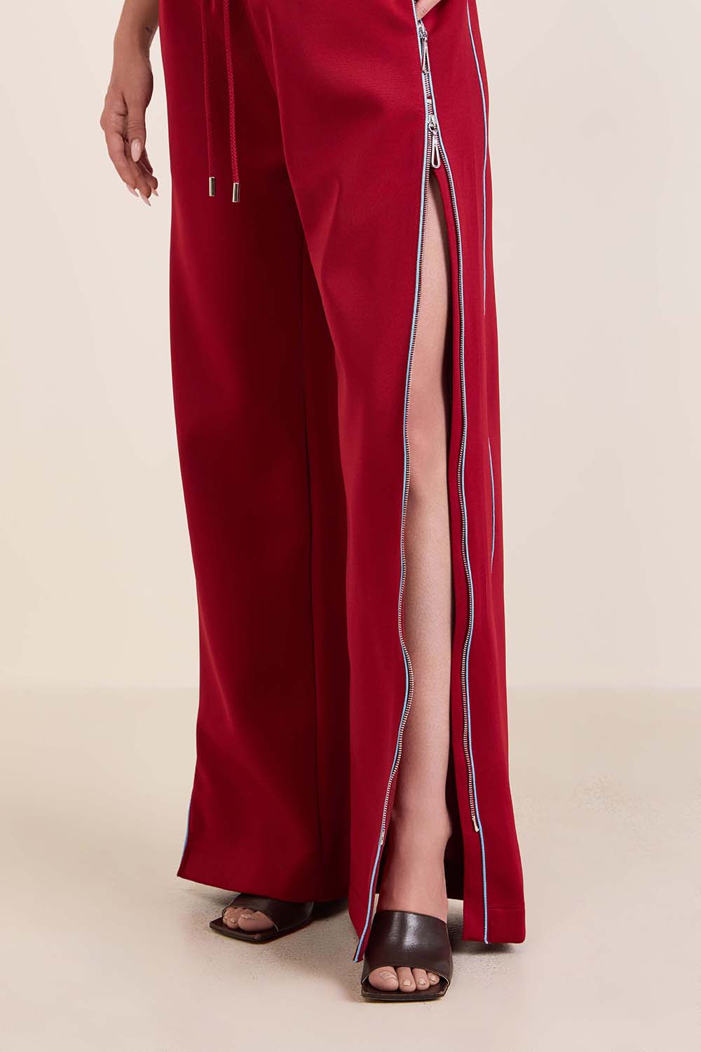 תמונת תקריב דוגמן של מכנסי טרנינג