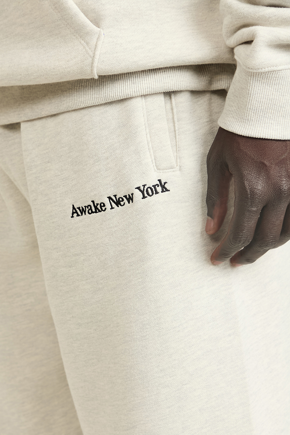 תמונת דוגמן אחורית של מכנסי ג'וג ארוכים